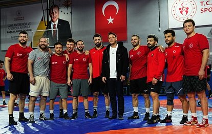 "Mesut Özil'den Türk Güreş Milli Takımı'na Moral Ziyareti: Dayanışma Mesajı Verdi"
